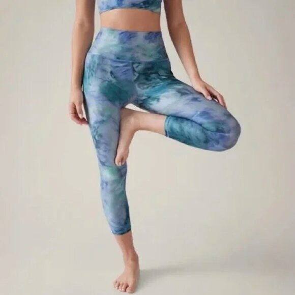 NWT‎ Athleta Salutation Stash Pocket II Capri Size XXS - Picture 1 of 12